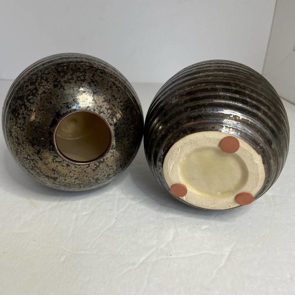 Pottery Vases 2 Round Unmarked Ribbed Brown - Picture 3 of 4